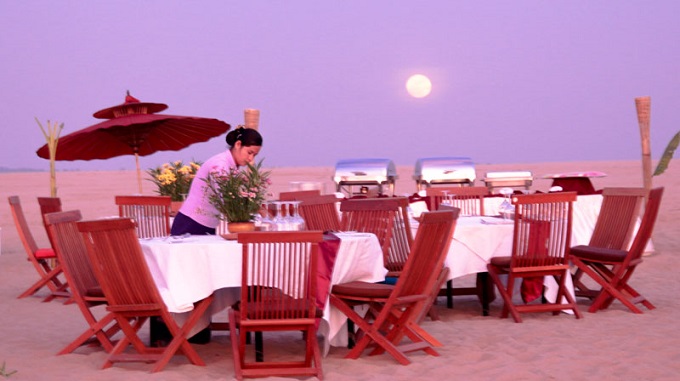 dinner at tharabar gate hotel