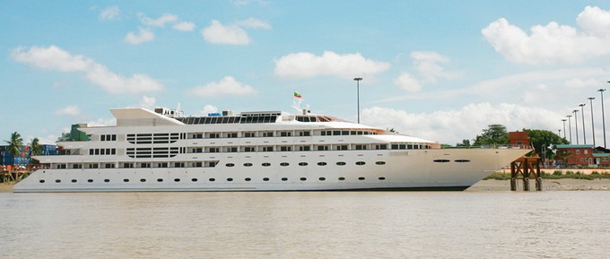 vintage luxury yatch hotel